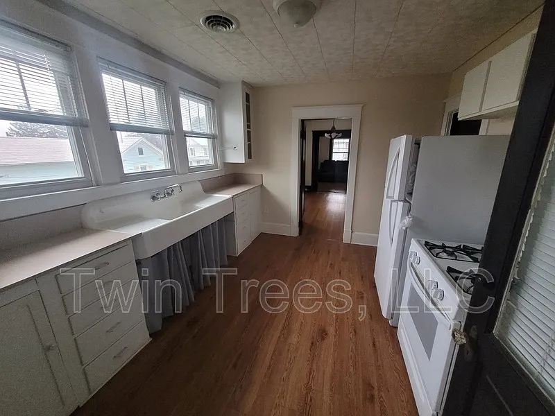 2 bed, 1.0 bath, 1100 sqft, $1,200 — Photo 1