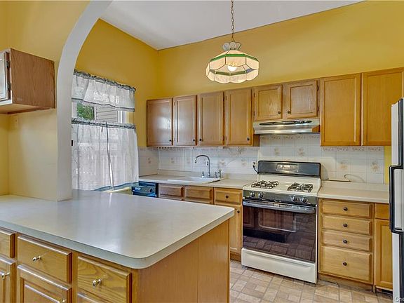 4th image of 958 Rogers Pl