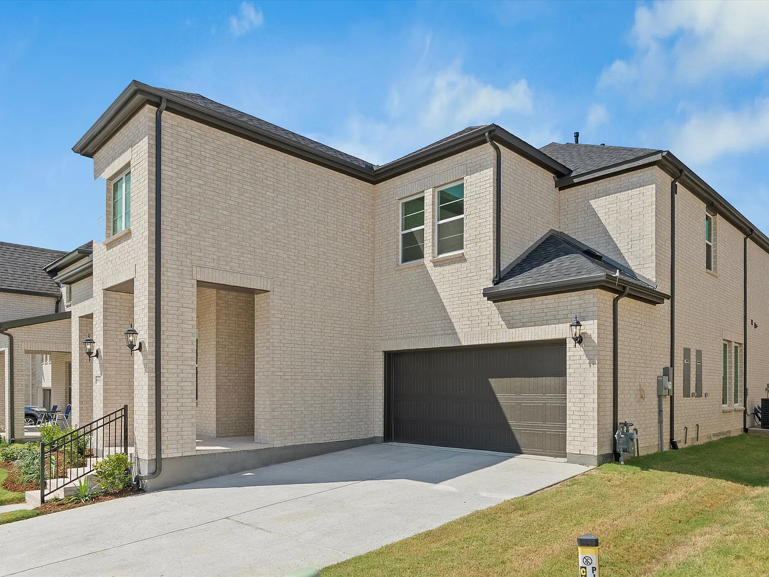 5 bed, 5.5 bath, 3794 sqft, $4,300 — Photo 3