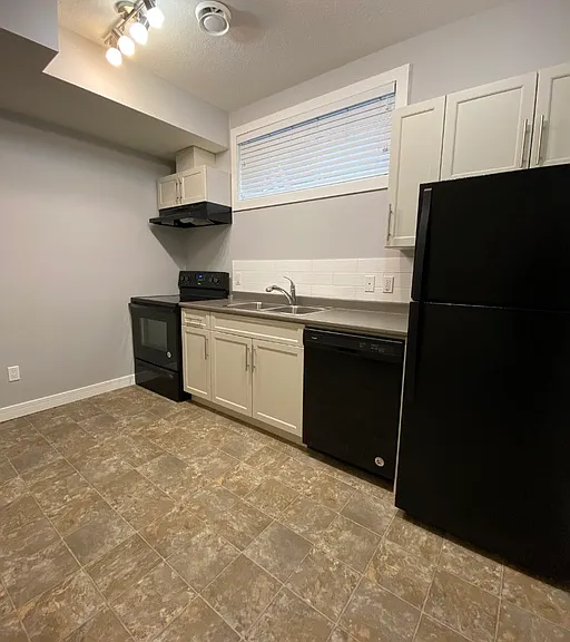 2550 Amerongen Cres SW #1A — Photo 4