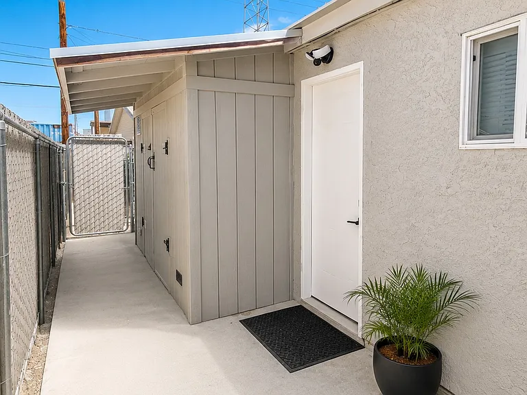 private back area with direct access to parking