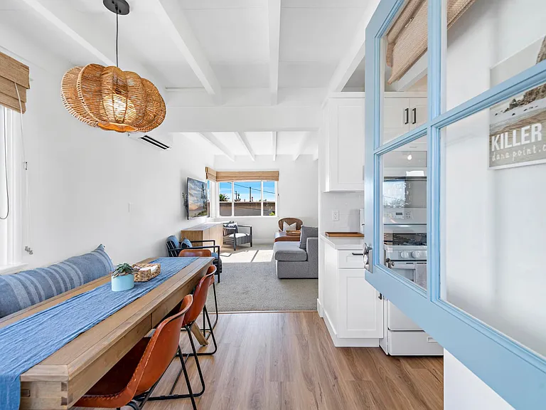 Great living space, tall ceilings, dining area