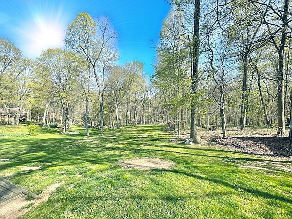 4th image of 524 Deer Trail Dr