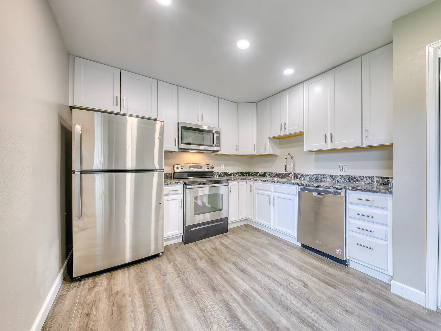 3 bed, 1.5 bath, 1304 sqft, $2,750 — Photo 2