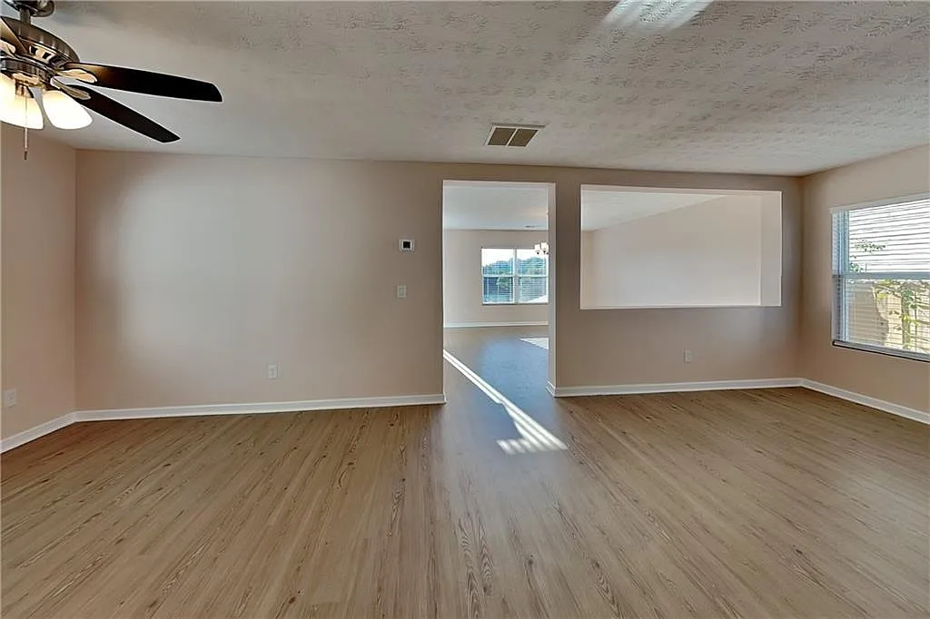 3 bed, 2.5 bath, 2115 sqft, $1,925 — Photo 2
