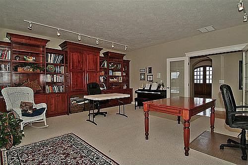 Luxurious Office/Den