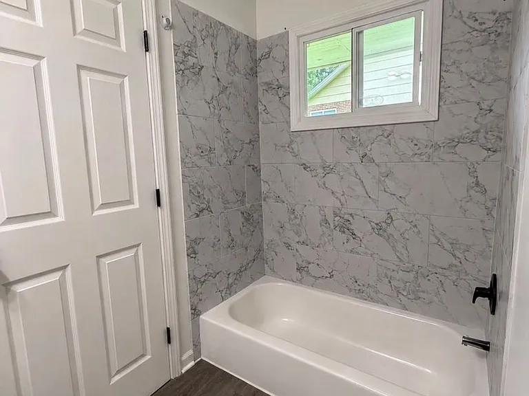 1427 Adrian Ln — Photo 11