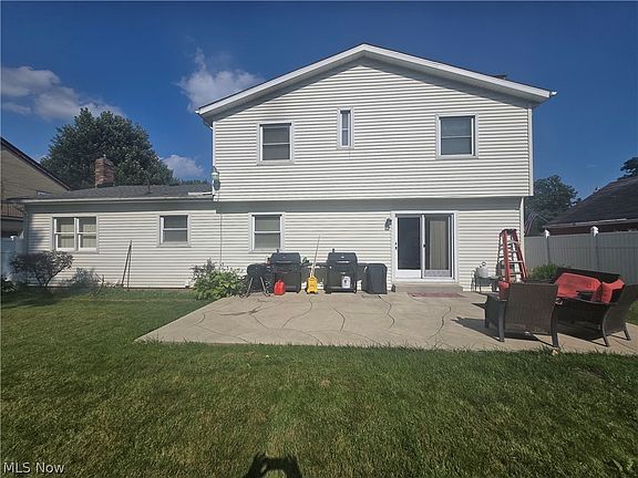 2nd image of 909 Willard Ave NE