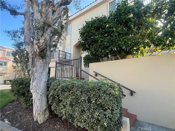 19561 Oakdale Ln, Huntington Beach, CA 92648