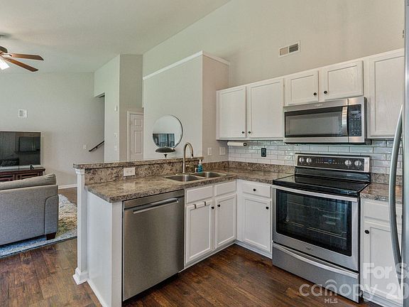 3rd image of 406 Courtland Ct