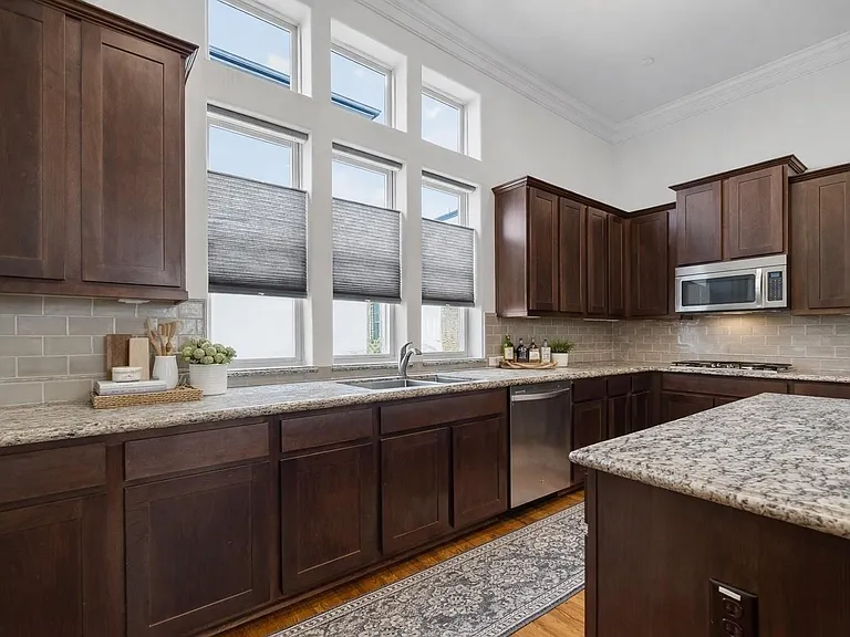 705 Delano St — Photo 17