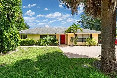 527 E Causeway Blvd — Photo 3