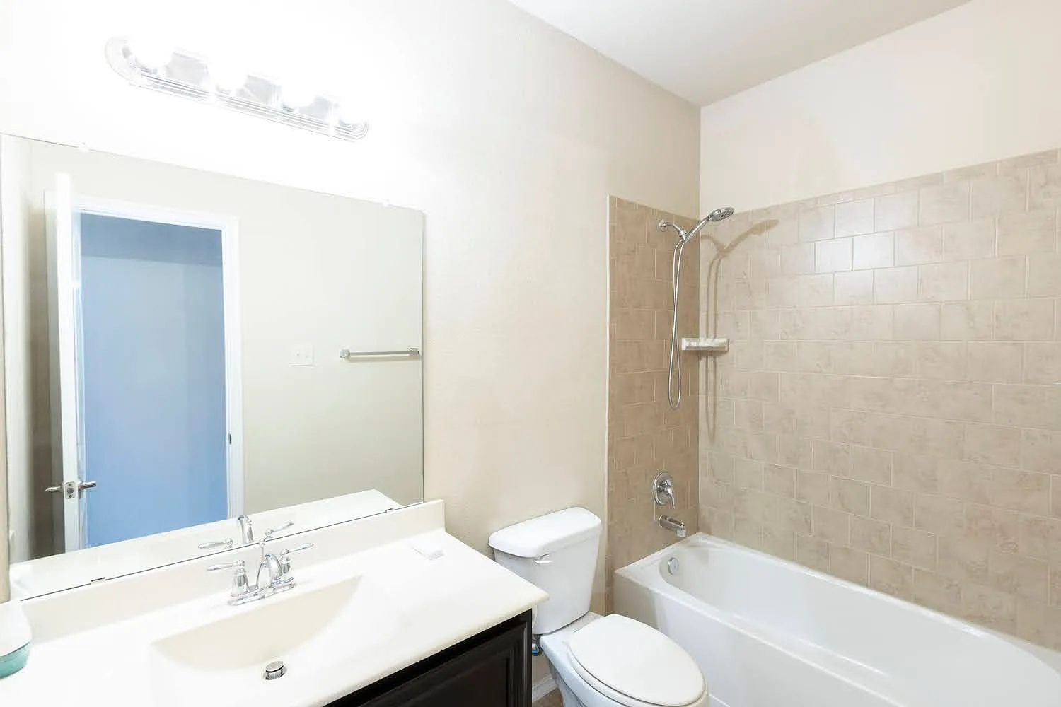 4 bed, 2928 sqft, $2,475 — Photo 2