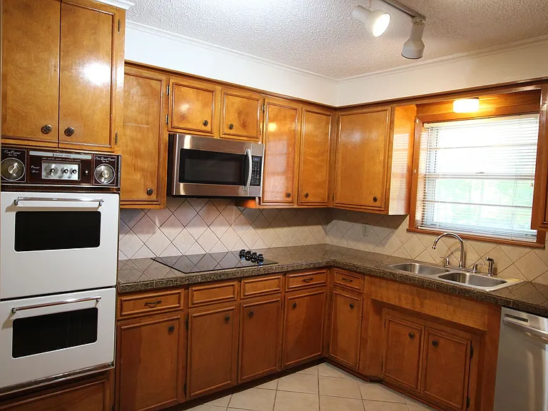 1536 Crockett Dr — Photo 11