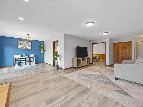 5th image of 4433 Coventry Ln NE