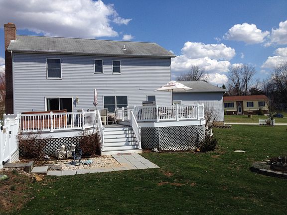 Back Deck W/Hot Tub