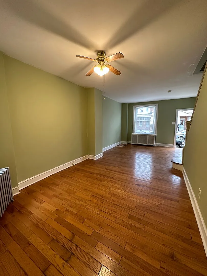 Spacious 3 Bedroom 1 Bathroom in Port Richmond St. Available NOW! — Photo 2