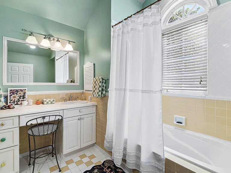 477 NE Spanish Ct — Photo 51