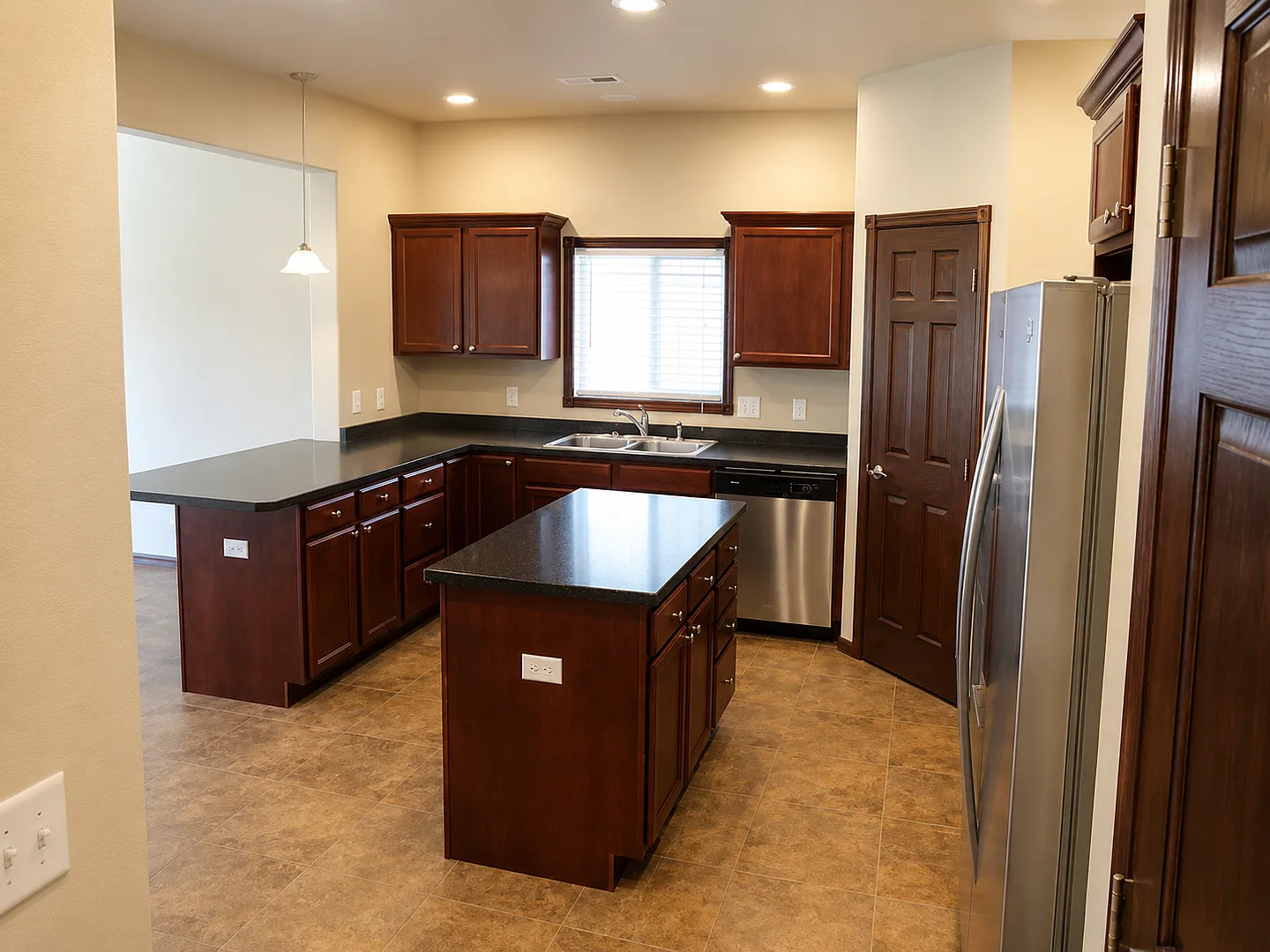 3 Bedroom, 2.5 Bathroom Townhouse — Photo 3