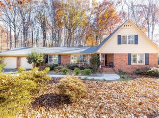 401 Fairidge Dr, Jamestown, NC 27282