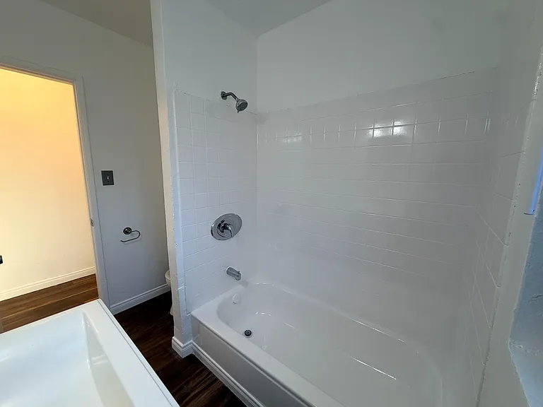 1056 E 6th St #2 — Photo 7