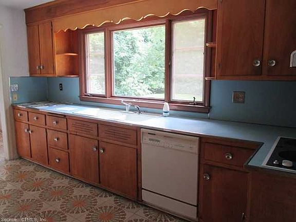 3rd image of 4 Meadowbrook Dr