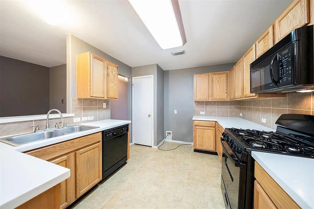 5 bed, 3.5 bath, 2900 sqft, $2,800 — Photo 4