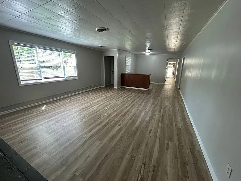1824 E Kanesville Blvd — Photo 9