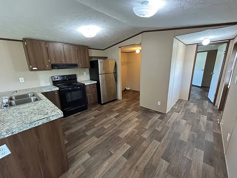 1509 Thomas Dr — Photo 2