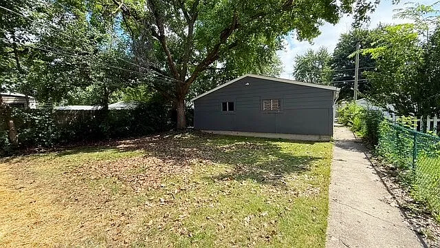 2 bed, 1.5 bath, 728 sqft, $1,185 — Photo 3