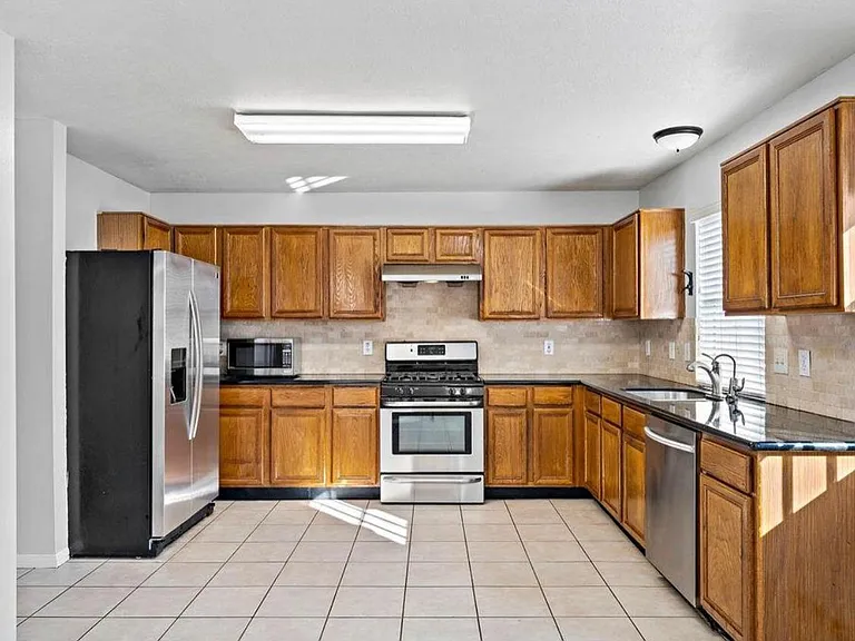 8823 Emerald Heights Ln — Photo 5