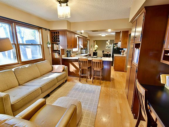 5th image of 1715 Hillcrest Rd