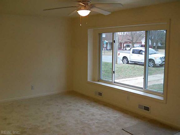 3rd image of 1040 Mineola Dr