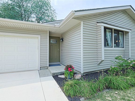 3rd image of 5932 Pine Glen Ln