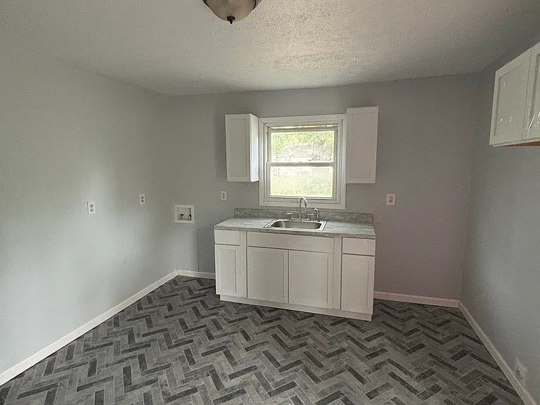 1930 S Helfrich Ave #1 — Photo 4
