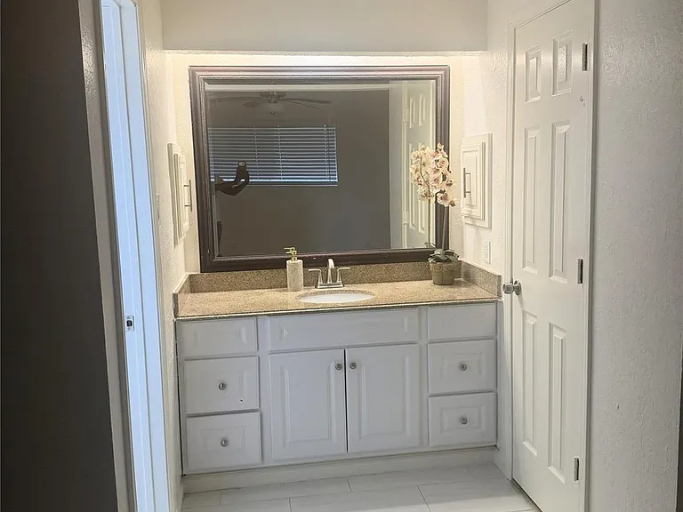 1211 Twining Oaks Ln N — Photo 17