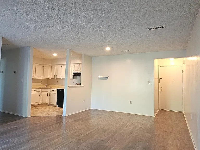 2307 Aspen Dr — Photo 2