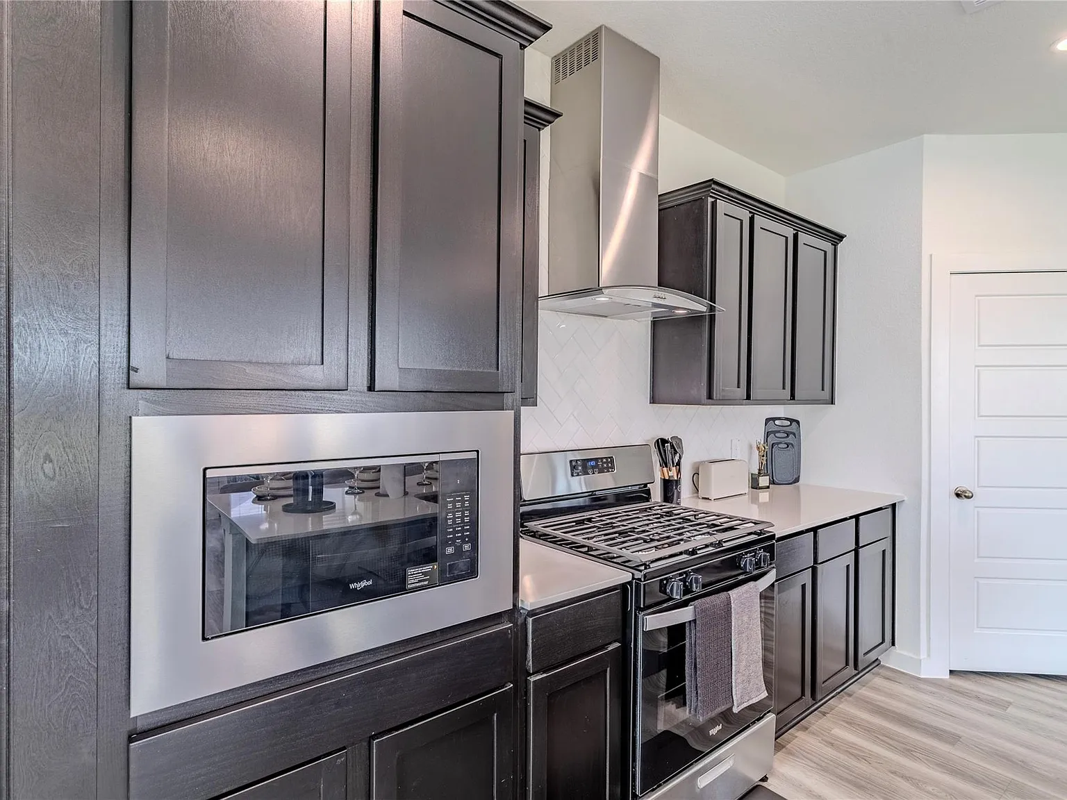 3 bed, 2.5 bath, 1979 sqft, $2,500 — Photo 4