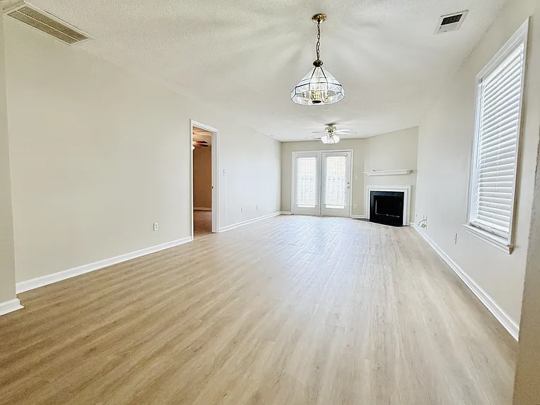 133 Heritage Village Ln — Photo 2