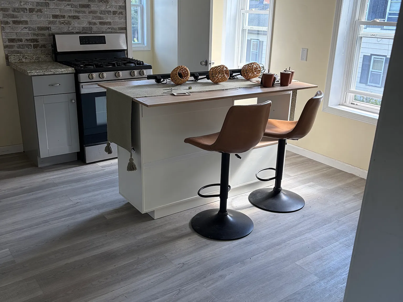 3 bed, 1000 sqft, $2,500 — Photo 2
