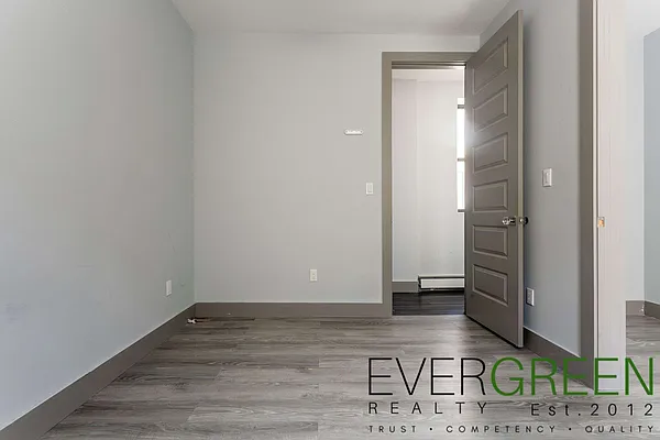 Rented by Evergreen Apartments BK | media 12