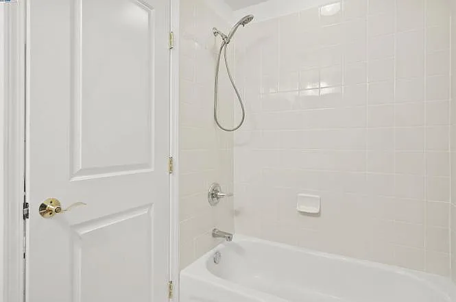 3 bed, 3.5 bath, 1634 sqft, $4,050 — Photo 2