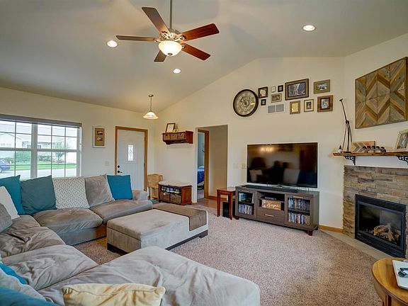 5th image of 303 Honeycrisp Dr