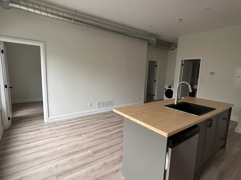 84 Eccles St #4 — Photo 2