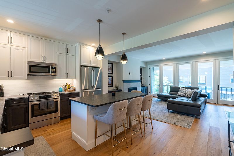 3rd image of 16 Whistler Court