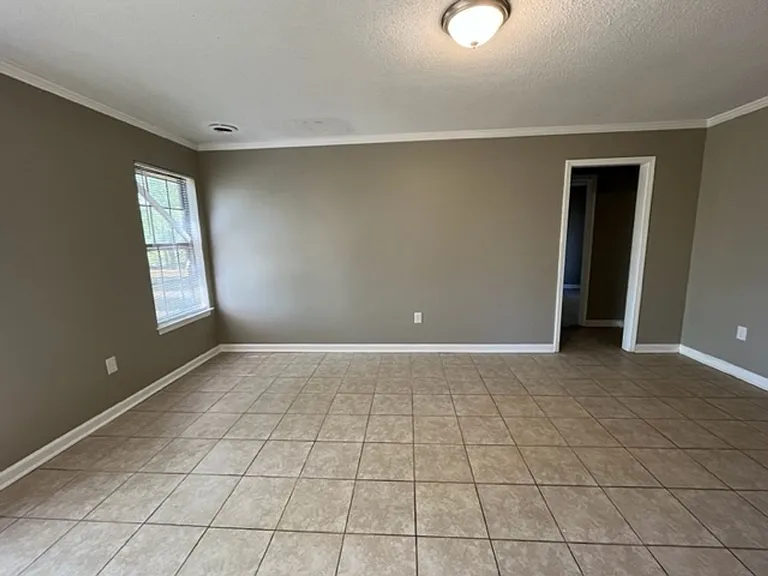 933 Woodburne Pl — Photo 3
