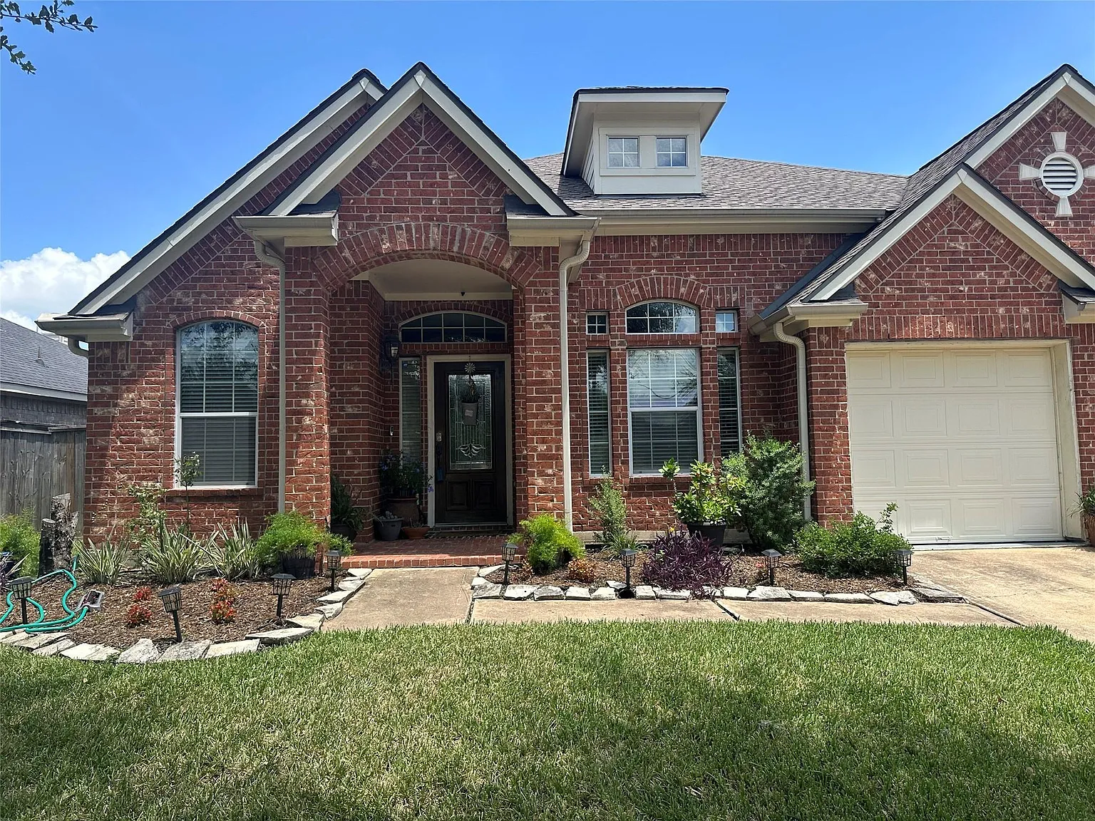 4 bed, 2.0 bath, 2349 sqft, $2,250 — Photo 2