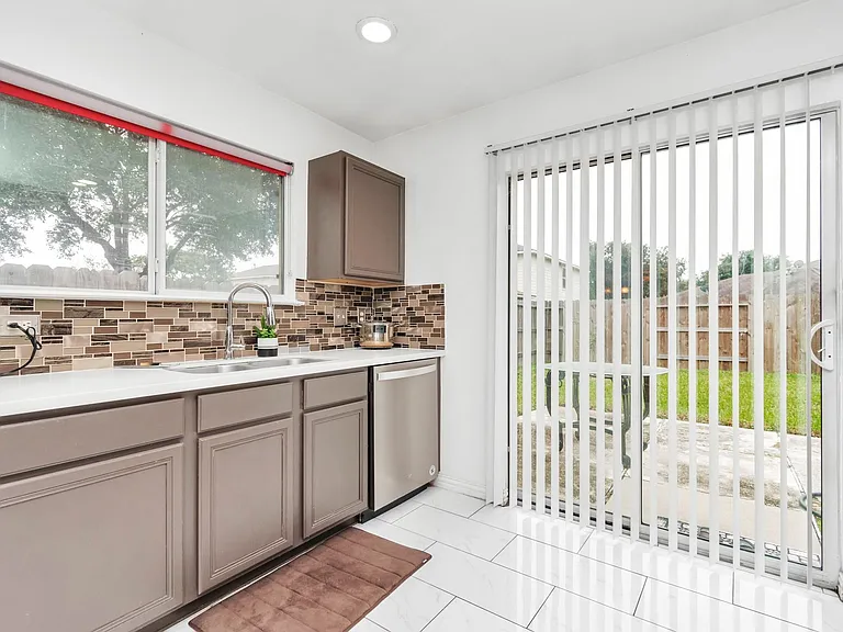7327 Enchanted Creek Dr — Photo 13