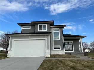 718 Fountain View Rd, Pella, IA 50219