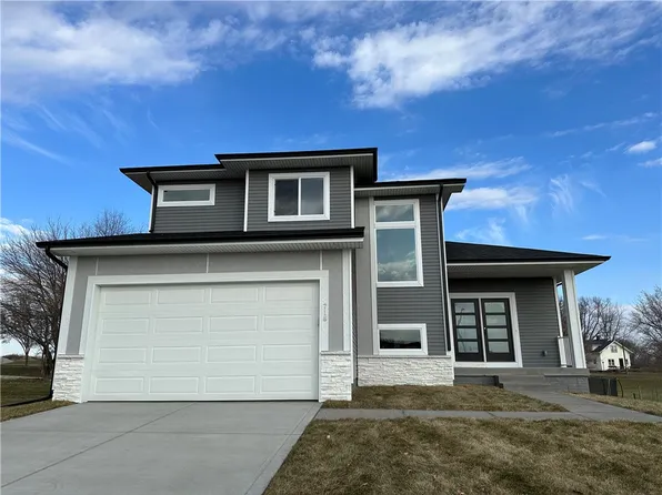 718 Fountain View Rd, Pella, IA 50219